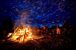 Seeting up a Campfire - Top Things To Do In Kasol